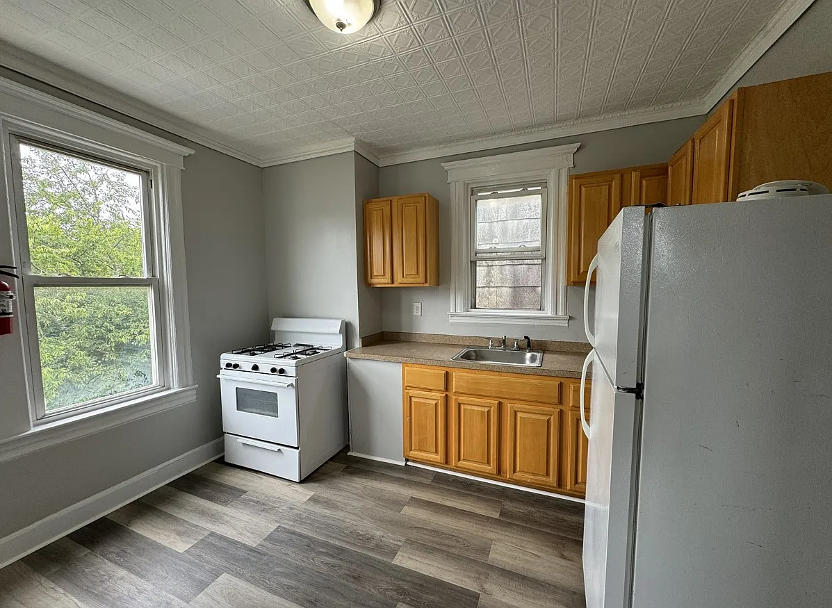 3 bed, 1000 sqft, $2,500 — Photo 1