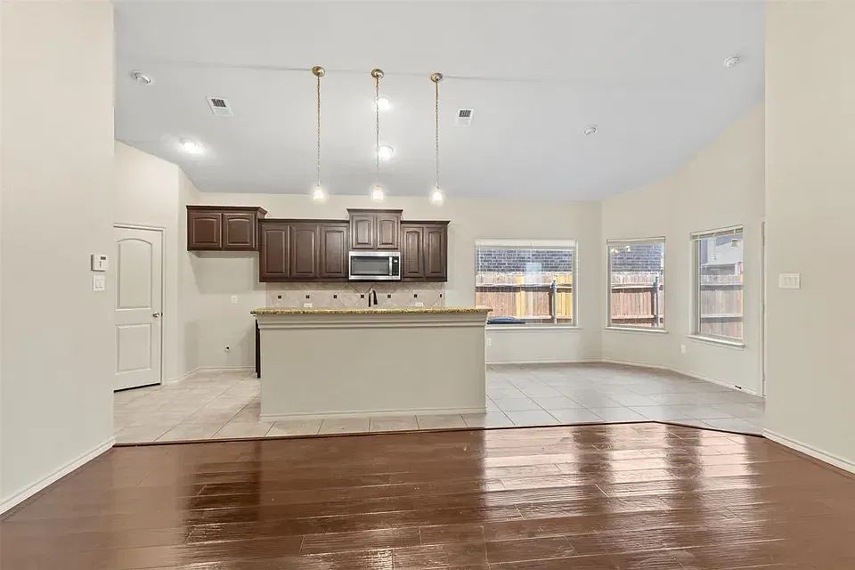 4 bed, 1773 sqft, $2,395 — Photo 4