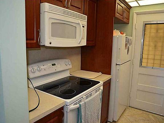 4th image of 1355 NE 167th St APT 201