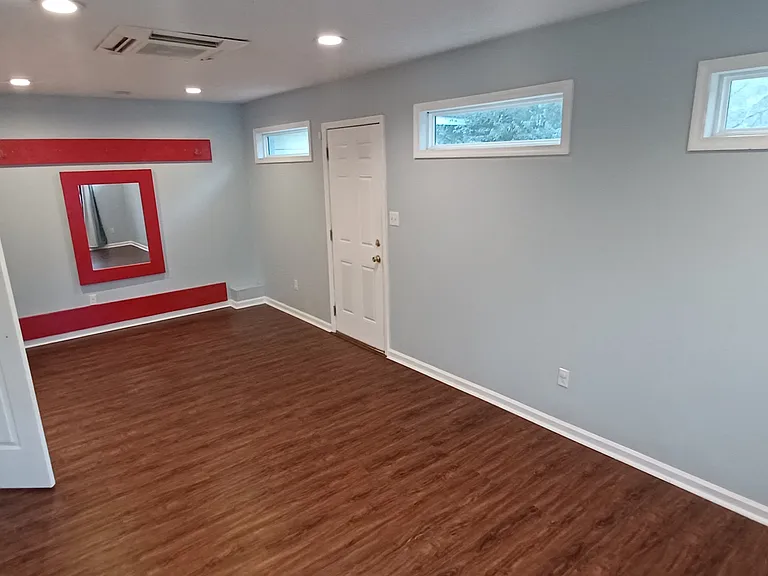 211 Sheffield Ct — Photo 13