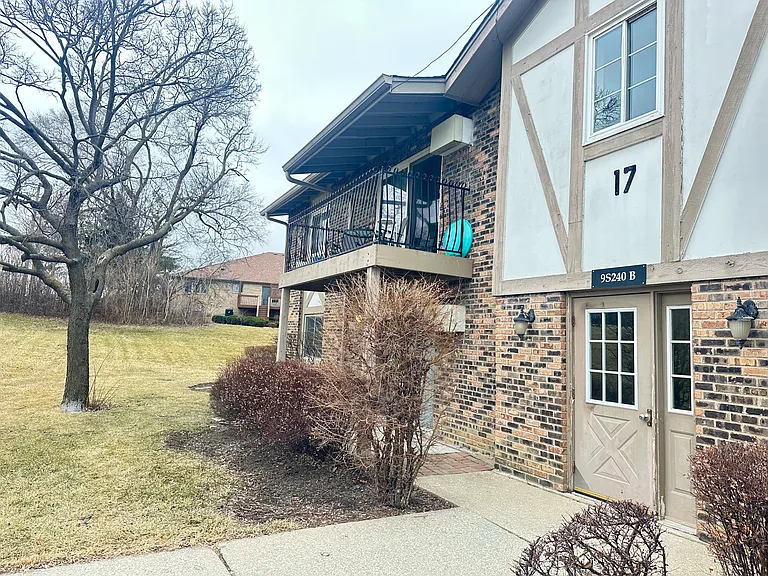 9S240 Lake Dr #108-BLDG17B — Photo 3