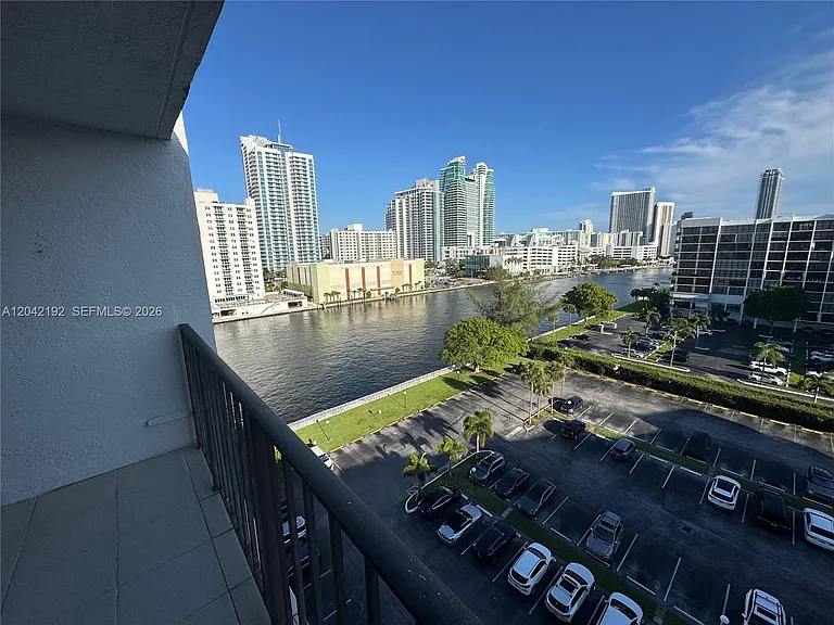 800 Parkview Dr #1018 — Photo 12