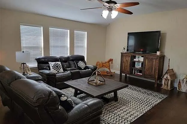3001 Eastwood Dr — Photo 4