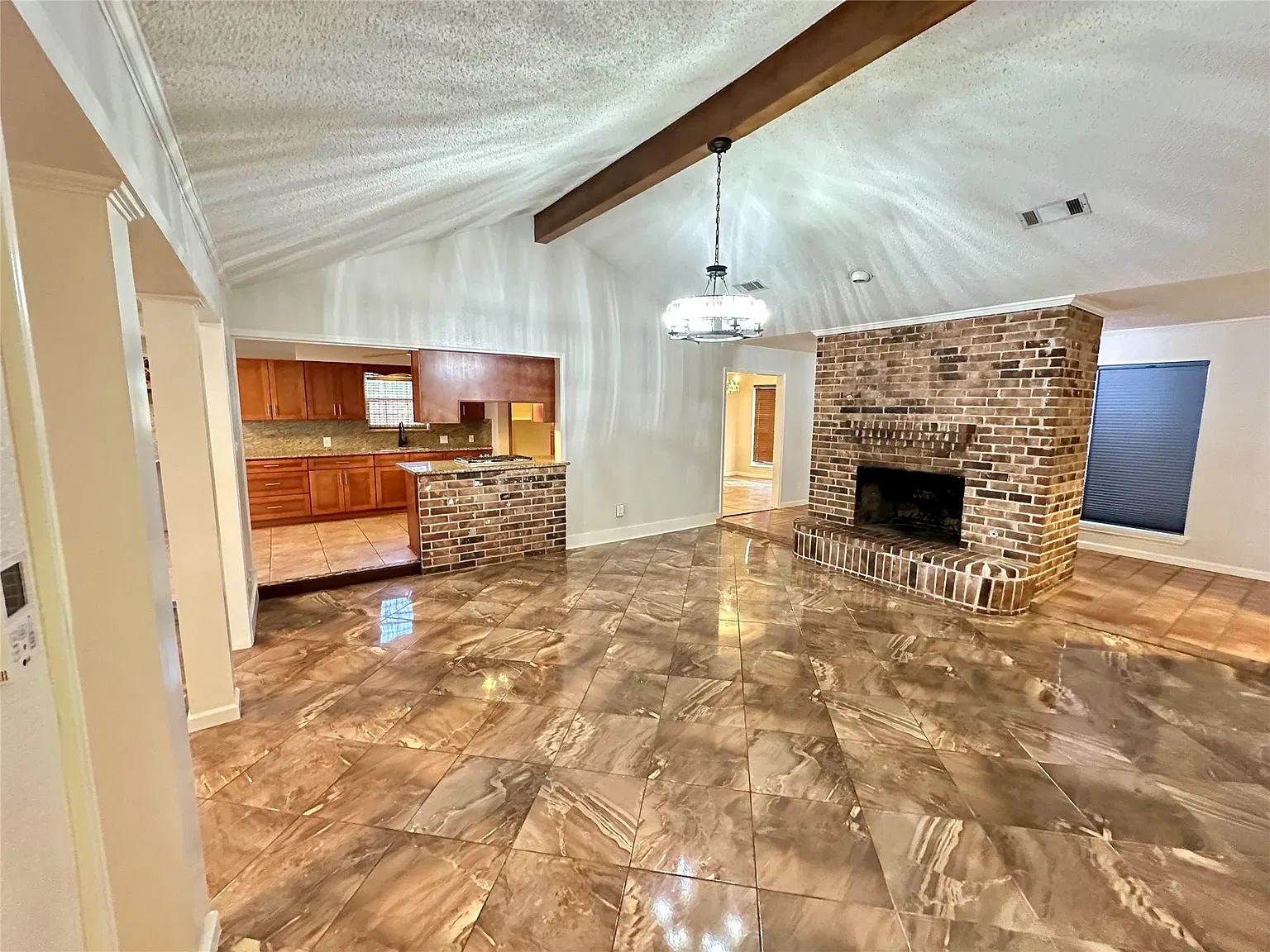 3 bed, 2.0 bath, 2370 sqft, $2,400 — Photo 3