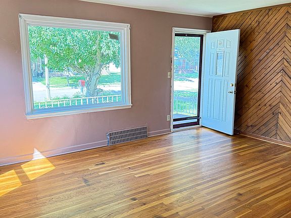 3rd image of 124 Ringland Rd