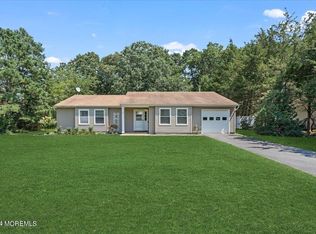 9 Pelican Dr, Bayville, NJ 08721