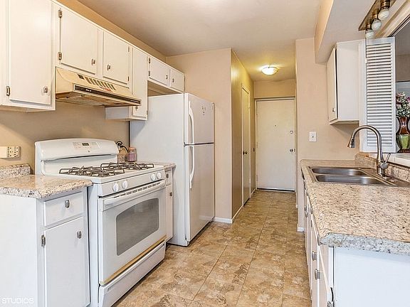 3rd image of 236 Waterford Dr