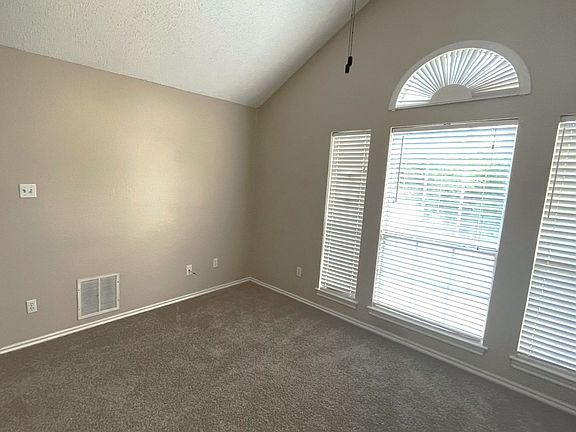 5th image of 1212 Hyde Park Dr