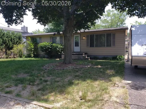 1867 Rustic Ln, Keego Harbor, MI 48320