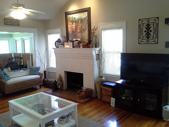 3rd image of 305 15th Ave NE