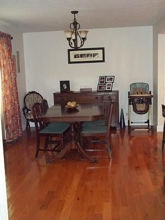 2nd image of 975 Ashton Pl