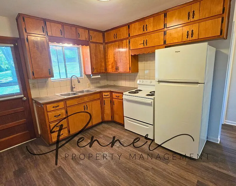 2 bed, 1.0 bath, 1180 sqft, $1,050 — Photo 2