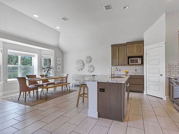 5th image of 2 Rosewood Cir