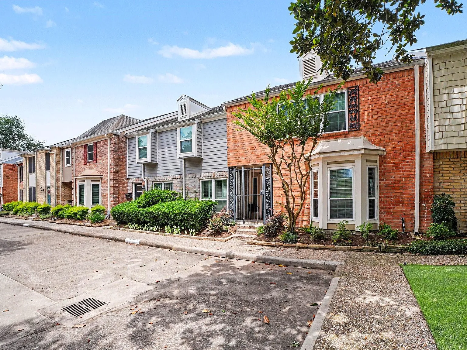 3 bed, 3.0 bath, 2049 sqft, $2,300 — Photo 3