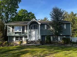 1 Vivian Ln, Lake Grove, NY 11755