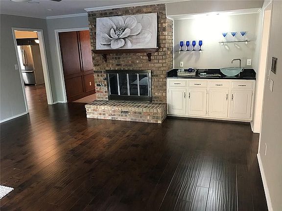3rd image of 2709 Knollwood Ct
