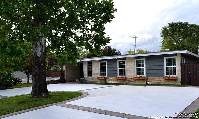 1st image of 303 Calumet Pl