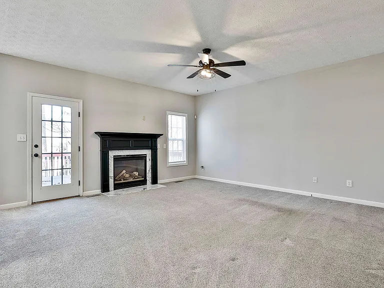 105 Edgemoore Ln — Photo 7