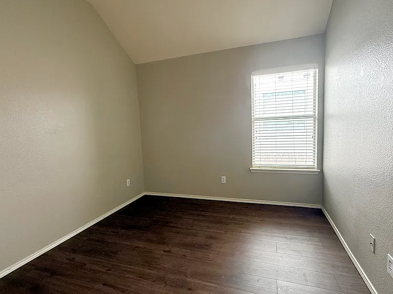 2075 Garden Crest Dr — Photo 15