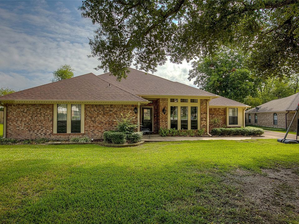 1st image of 241 W Oaks Cir
