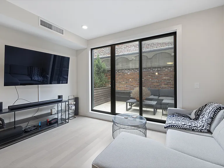 121 Portland St #707 — Photo 1