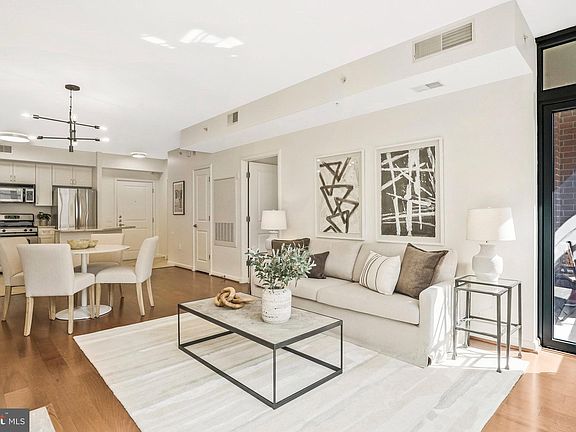 3rd image of 1021 Garfield St #818