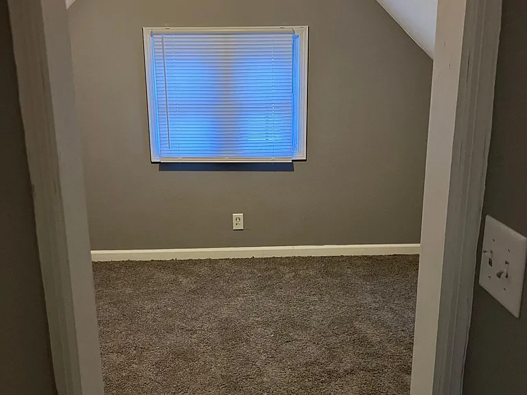 1011 S Greenlawn Ave — Photo 15