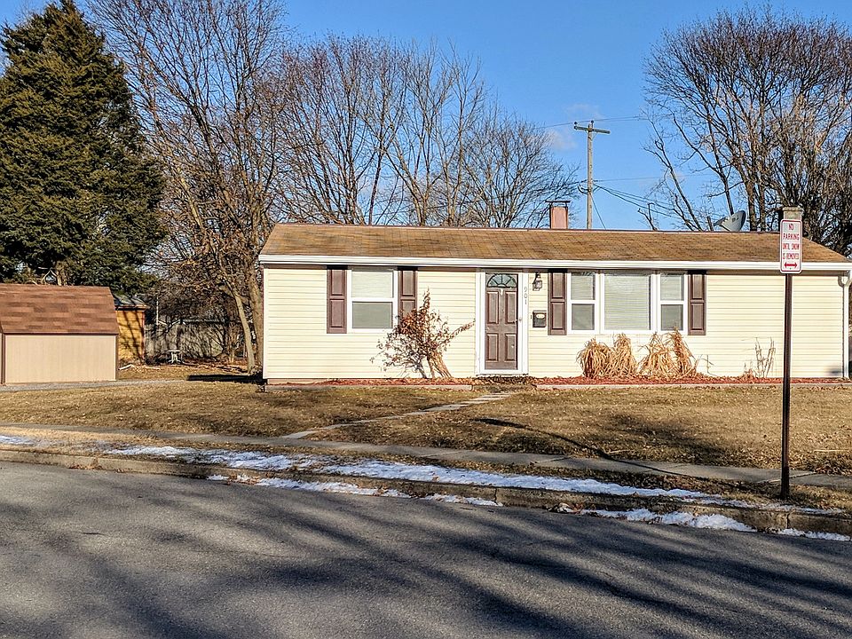 1st image of 901 Allen St