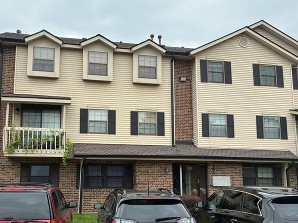 353 S Whispering Hills Dr Unit D, Naperville, IL 60540