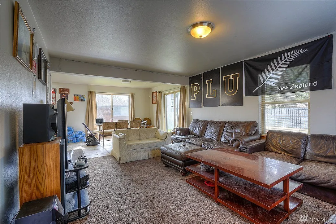 6 bed, 4.5 bath, 2850 sqft, $3,495 — Photo 3