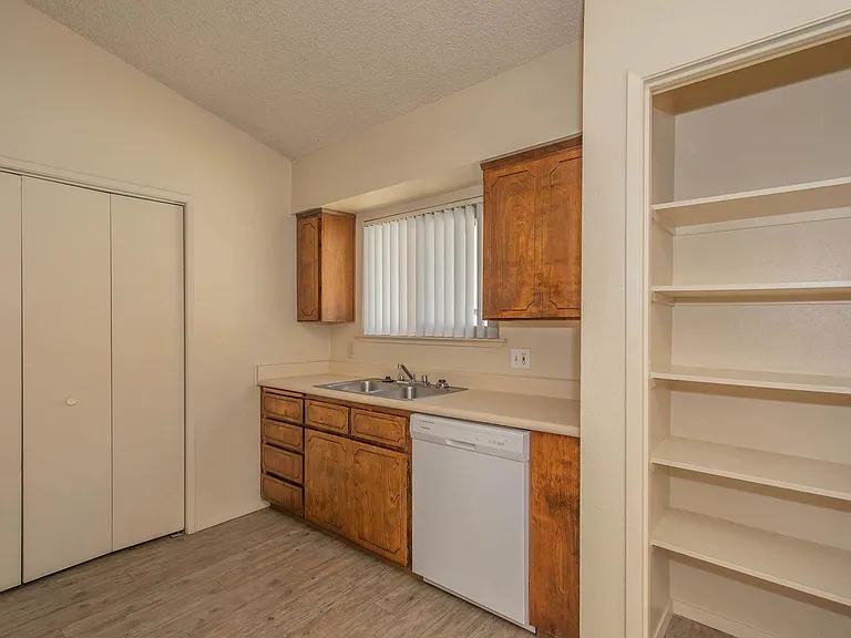 Vantage Pointe West — Photo 23