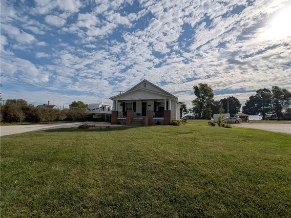 407 S 1st St, Hiawatha, KS 66434