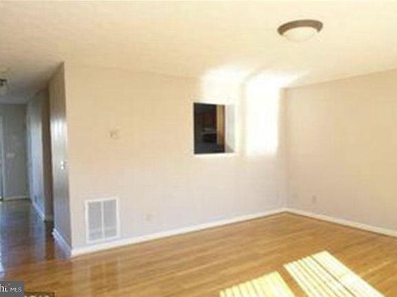 5th image of 323 Copperfield Ln
