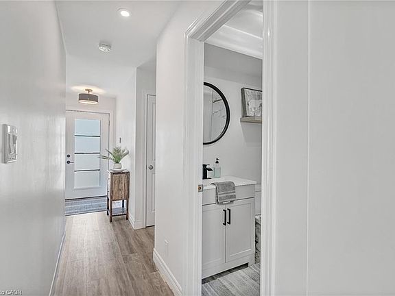 5th image of 168 Carlton St