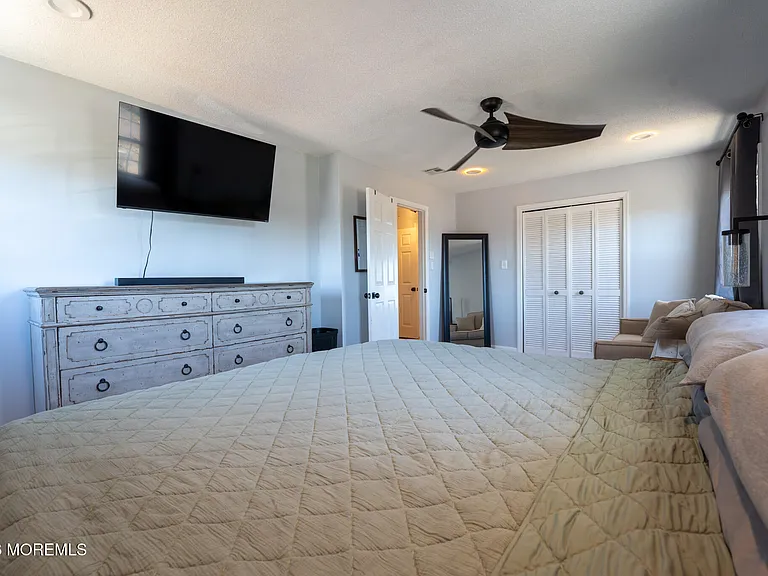406 Lawrence Dr — Photo 34
