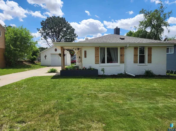 205 E 6th St, Dell Rapids, SD 57022