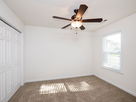 5th image of 832 Daimler Dr