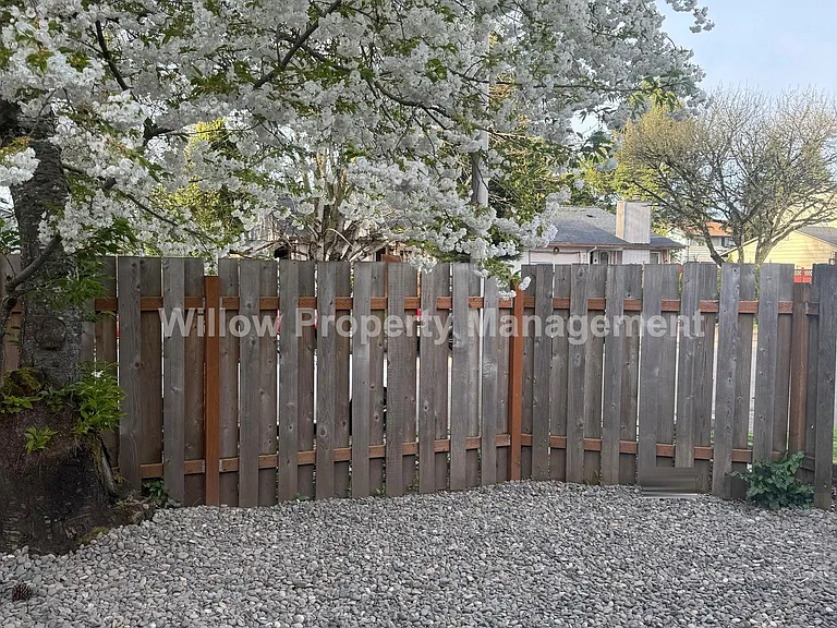 2132 NE Barberry Ct — Photo 2