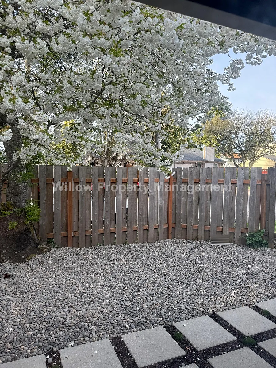 Building Photo - 2132 NE Barberry Ct
