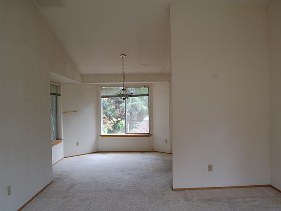 4th image of 1230 Horsetail Ct SE