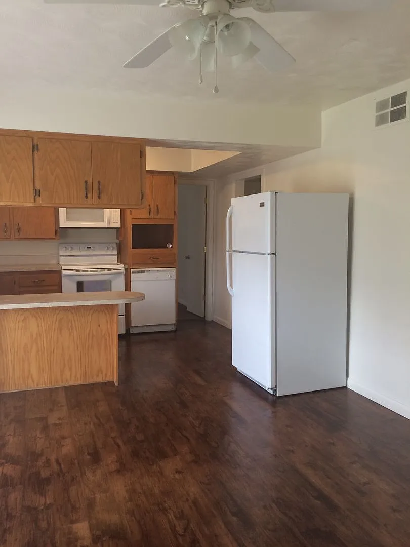 3 Bedroom 1.5 Bath House Month to Month Lease — Photo 4