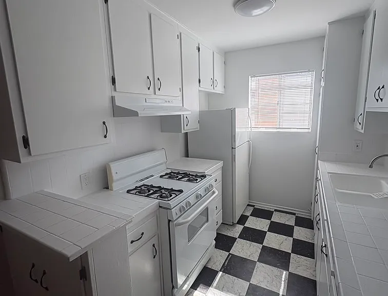 1550 N Harvard Blvd #15 — Photo 6