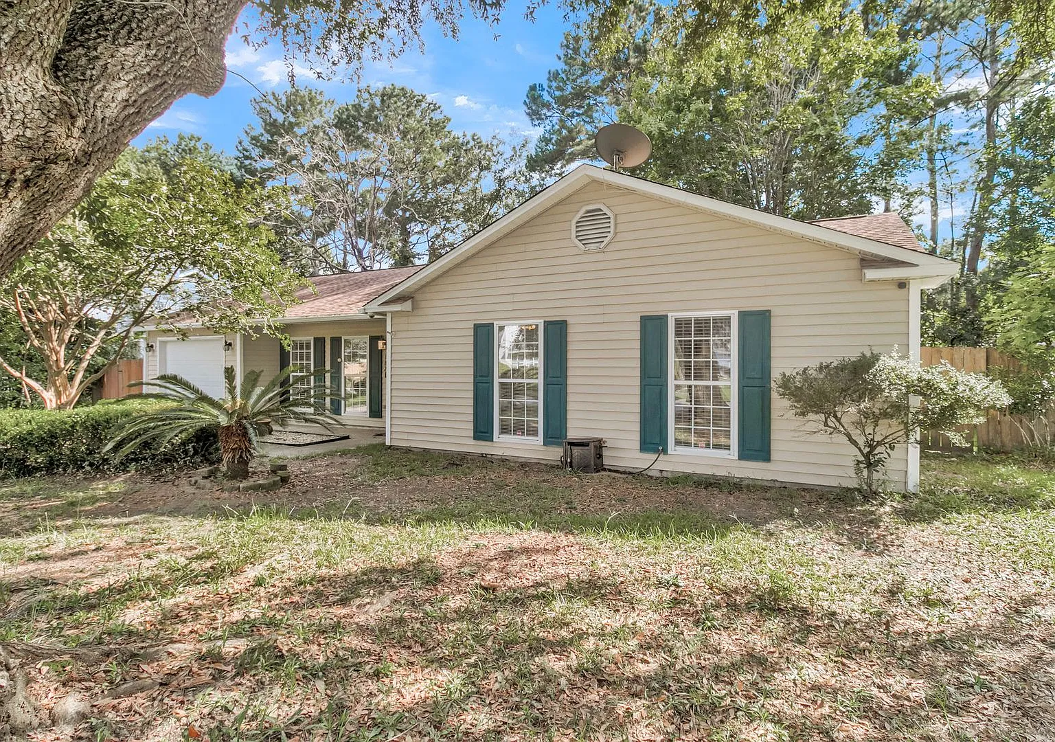 Convenient Summerville Living — Photo 3