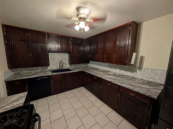 4th image of 3223 Travis St