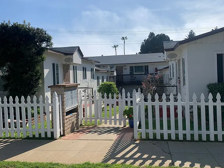 223-225 S Clementine — Photo 1