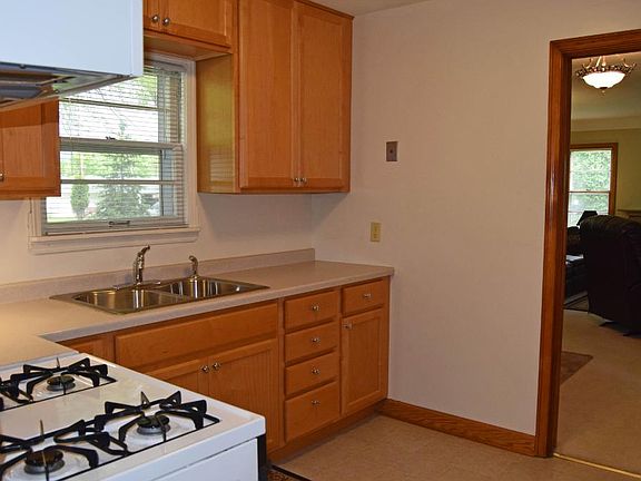 5th image of 674 Hoyt Ave E