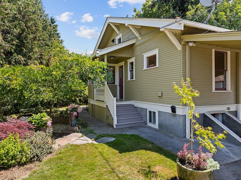 Gorgeous craftsman on oversized Seattle lot just north of Green Lake. Close to lightrail, 99, and I5.