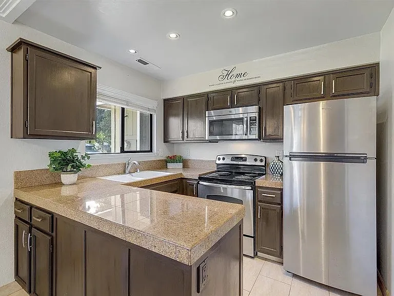405 Creekside Ln — Photo 2
