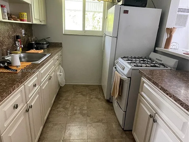 1000 Biarritz Dr #3 — Photo 2