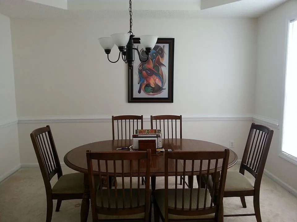 4 bed, 2.5 bath, 2510 sqft, $585 — Photo 2